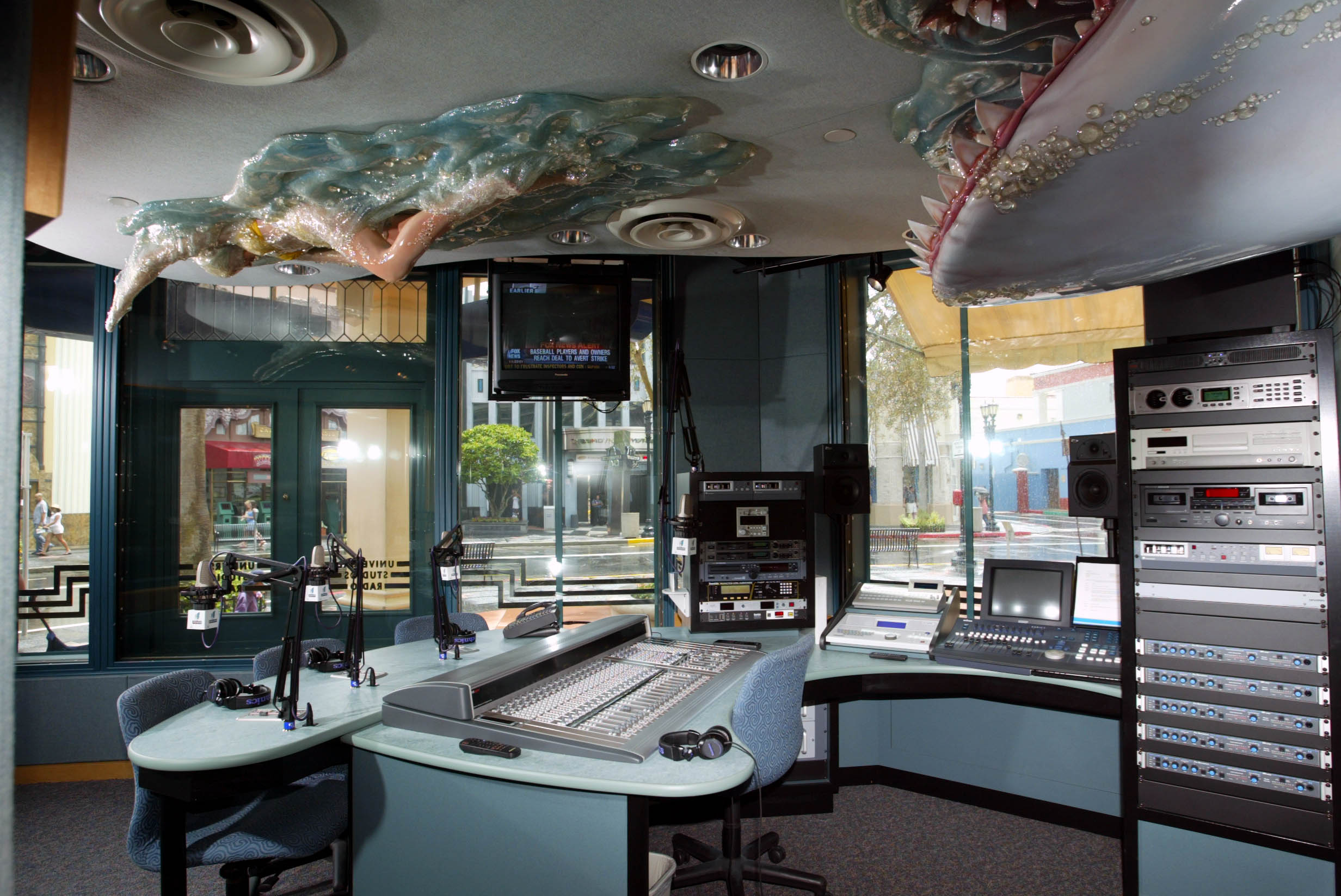 Universal jaws studio reverse